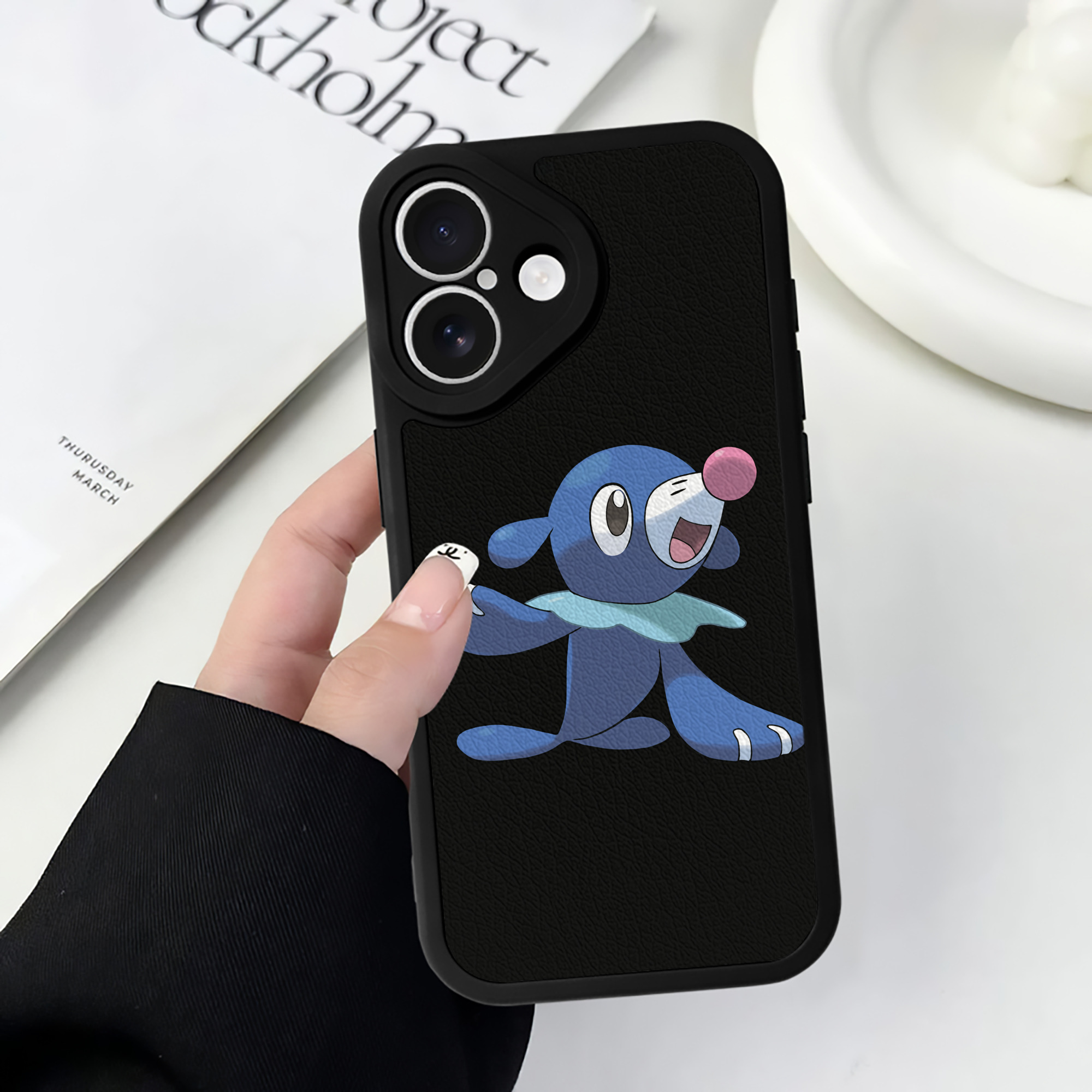 （画像用） ポケットモンスター Pokémon 【iPhone 16シリーズ対応】シリコンスマホケース（レザー調） 材質：シリコン